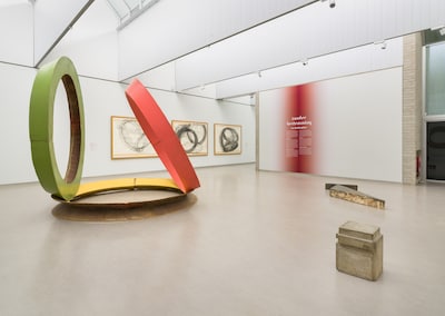 Als je deze tentoonstelling wil zien, moet je eerst door een bottengordijn lopen