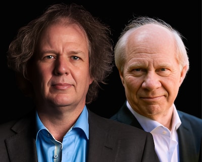 Auteur Jan Brokken en pianist Jeroen van Veen samen op het podium van de Gelderlandfabriek