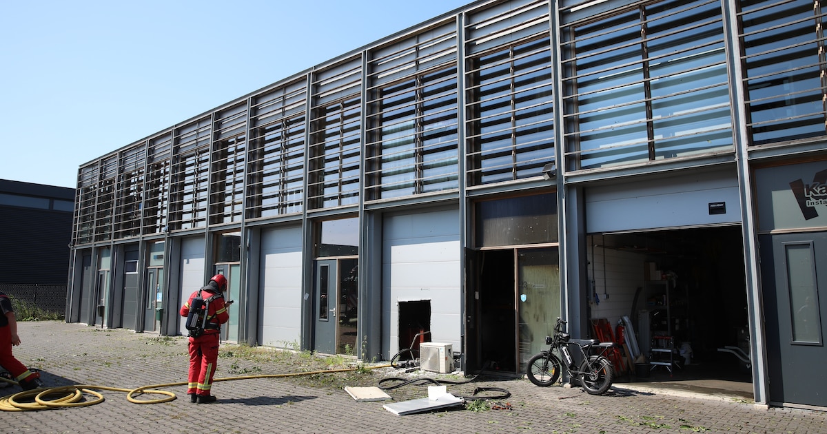 Brandweer haalt overleden hond uit pand na brand in Zuidbroek