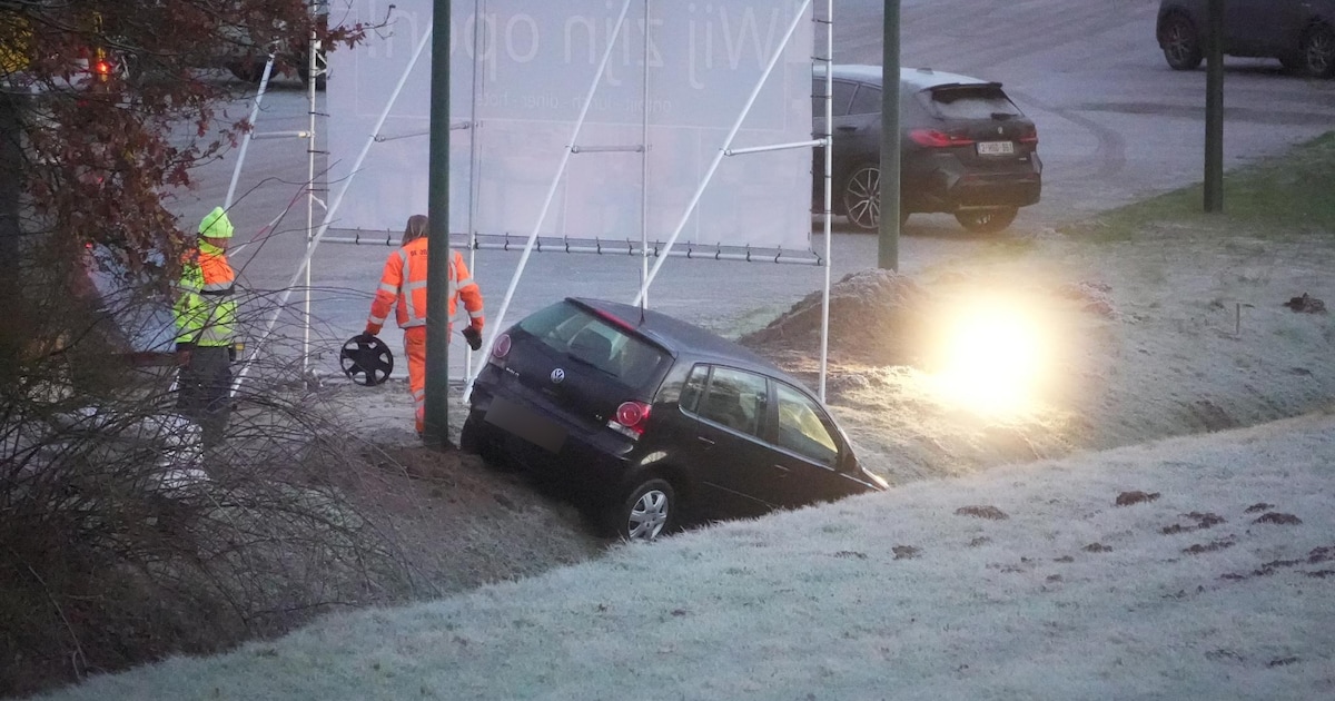 Auto glijdt sloot in langs A28 bij Spier door gladheid