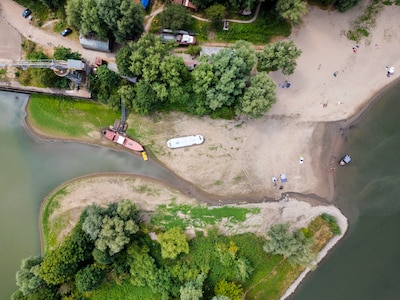 Droogte en laagwater tonen de Nederrijn bij Arnhem zoals die zelden te zien is