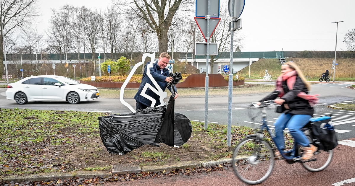 Fietsfiguren geplaatst bij rotonde Burgemeester van Dijklaan in Capelle
