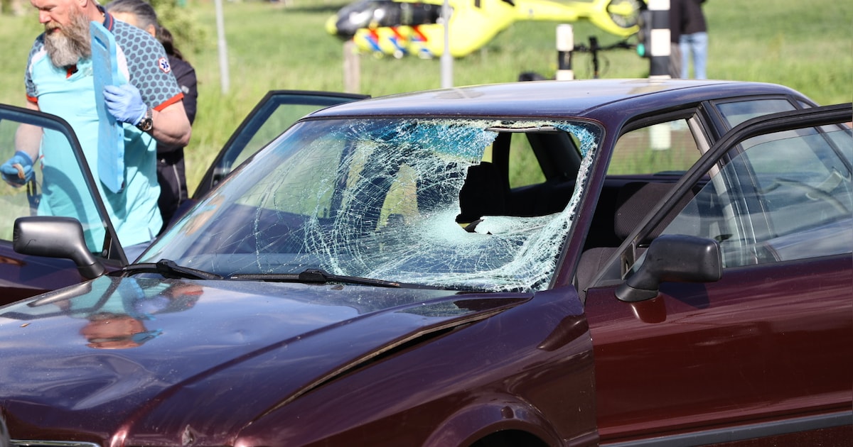 Fietser en auto botsen in Oeffelt, traumahelikopter opgeroepen