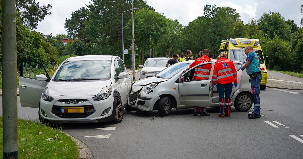 Veel schade bij botsing op kruispunt Middelweg in Hoorn
