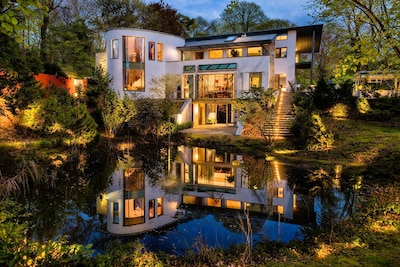 James Bond zou jaloers zijn op deze villa vol gadgets in Bosch en Duin en voor ‘slechts’ 9 miljoen is hij van jou