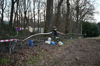 Verdachte vaten blijken jerrycans die moeten voorkomen dat zeil van de bieten waait: ‘Blij met dit s