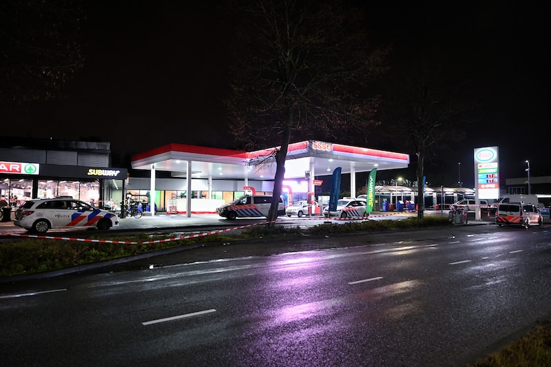 De politie deed onderzoek bij tankstation Esso in Tilburg na de dodelijke schietpartij.