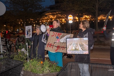 Actievoerders voor twaalfde keer naar restaurant Roemer vanwege foie gras: ‘Afgrijselijke dierenleed