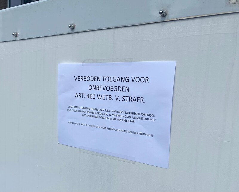 Rondom de woning werden maandagavond briefjes opgehangen: niemand mocht de tuin in.