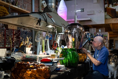 Leerlingen Lingecollege maken glaskunst met Arnout Visser