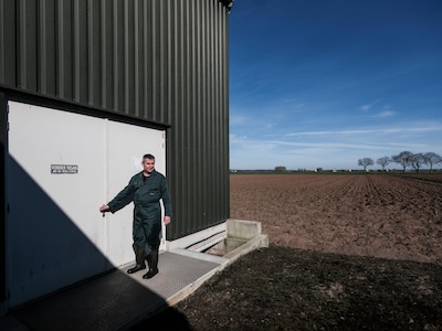 Helft van nieuwe wijk van 286 woningen in de stank? Bouwbedrijf wil luchtwasser van varkensboer niet