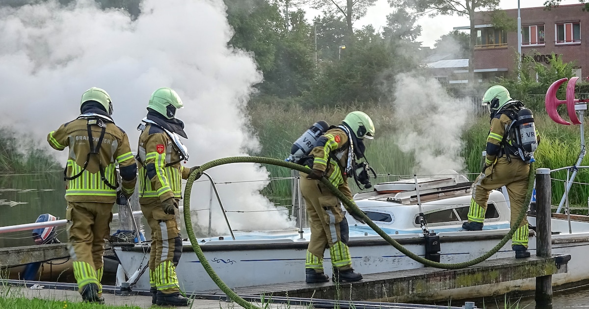 Boot vliegt in brand in jachthaven Dokkum