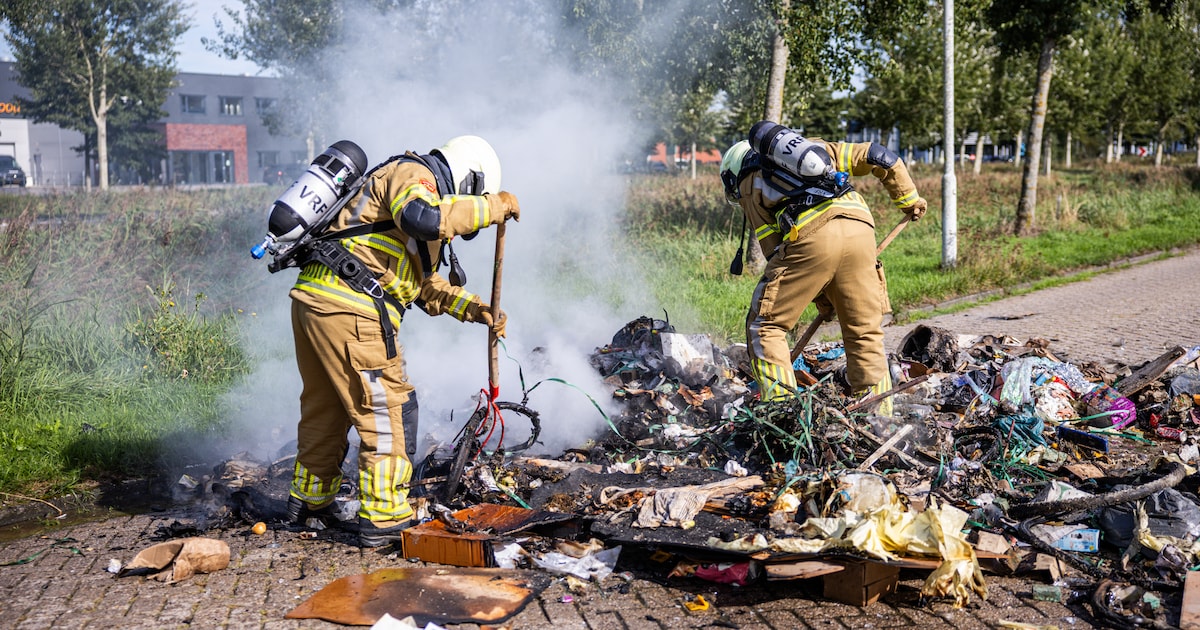 Vuilniswagen dumpt brandende lading op straat in Sneek