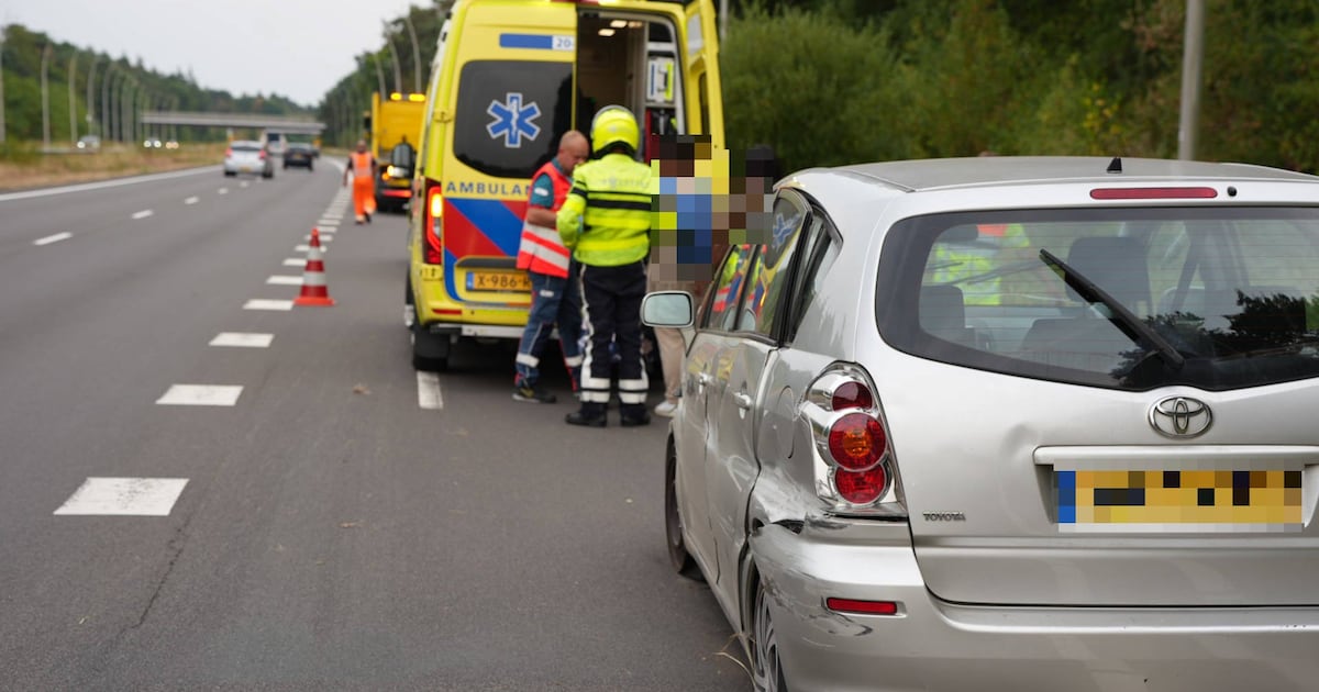 Auto botst tegen vangrail op Midden-Brabantweg, inzittende naar ziekenhuis