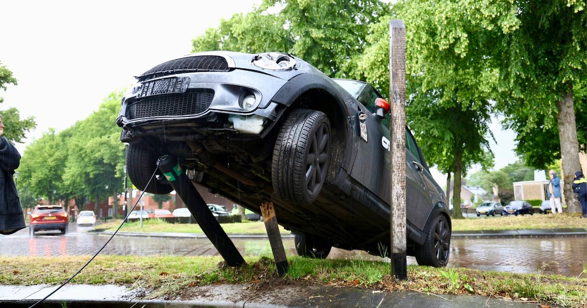 Twee wielen in de lucht van auto na ongeval in Overloon