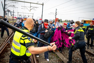 200 activisten opgepakt bij spoorblokkade in Rotterdam, politie deelt rake klappen uit