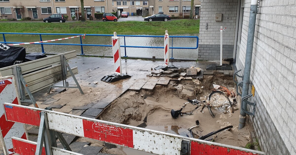 Fietsen zakken in sinkhole in Amersfoort
