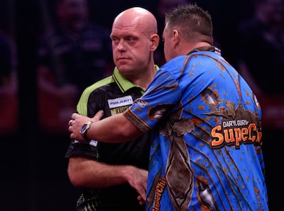 Titelhouder Michael van Gerwen woest op zichzelf na missen zes wedstrijdpijlen in Amsterdam: ‘Doodziek van’