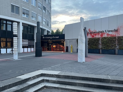 Bestuursgebouw Universiteit Utrecht opnieuw doelwit van vernielingen: 33 kapotte ramen en pand besme