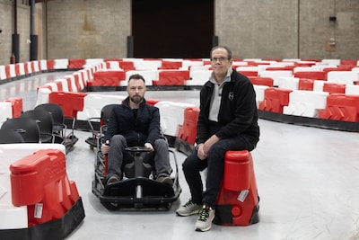 Remmen niet inbegrepen: Crazy Karting in Peer opent driftfenomeen in loods “Onze oudste rijder was e
