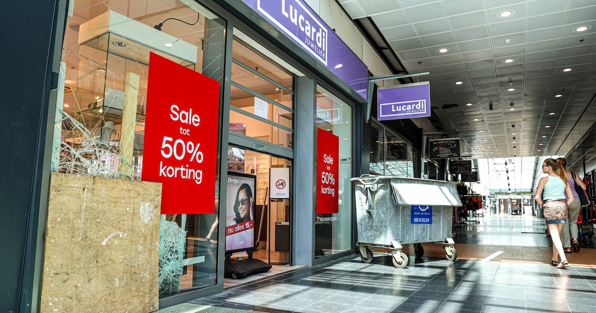 Snelkraak bij Lucardi in Emmen: vitrines aan diggelen, sieraden buitgemaakt