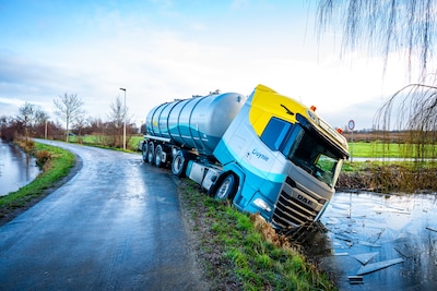 alphen-aan-den-rijn-een-vrachtwagen-is-van-de-weg-geraakt-langs-het-rietveldsepad-het-knmi-heeft-code-geel-vanwege-gladheid-afgekondigd