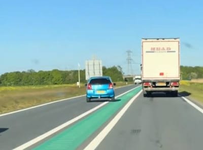 Bizar rijgedrag op ‘dodenweg’ op TikTok: felblauwe auto dwingt tegenligger de berm in