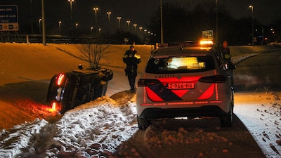 Auto belandt op z’n kant in sloot door gladheid in Oss