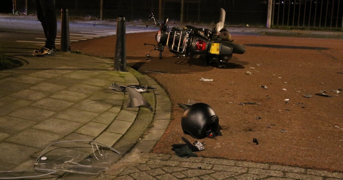 Auto knalt 's avonds laat op scooterrijdster in Leerbroek