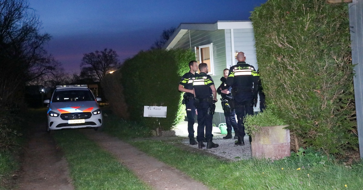 Politie onderzoekt brand bij stacaravan op vakantiepark aan de Heideweg in Stroe