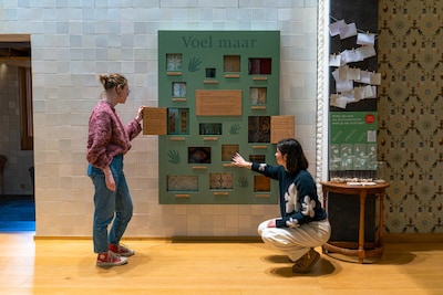 Museum Huis Van Gijn opent tactiele wand in Dordrecht