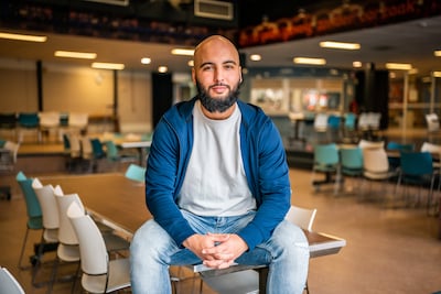 Tarik (30) helpt jongeren tussen thuis, school en straat: ‘Ik ben geen vriend, maar iemand die ze ku