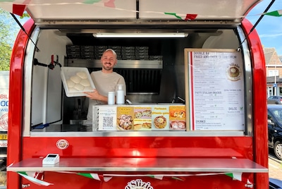Luca (28) verkoopt gefrituurde pizza’s en kaassnacks uit Napels in zijn foodtruck