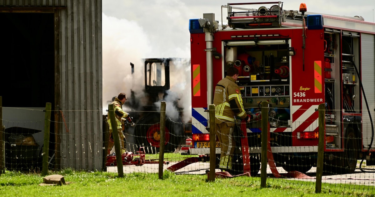 Shovel in brand bij boerderij aan de Wadway in Wognum