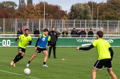 Trainer ADO Den Haag uit zorgen over ganzenpoep op trainingsvelden: ‘Hoop dat het snel wordt opgelos