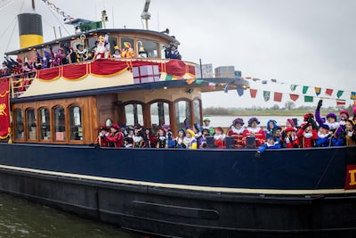 Sinterklaas zet voet aan wal in Kampen, Flevoland en Steenwijk: bekijk hier de foto’s