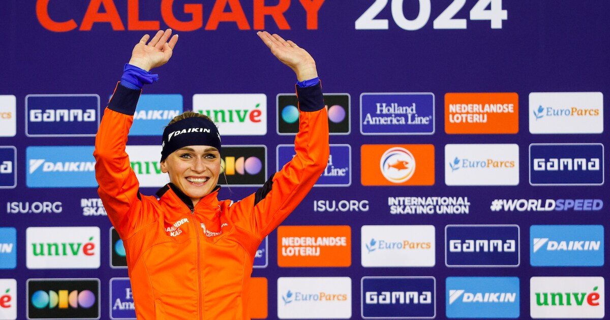 Topschaatster Irene Schouten onthult eigen eerbetoon bij gemeentehuis in Hoogkarspel