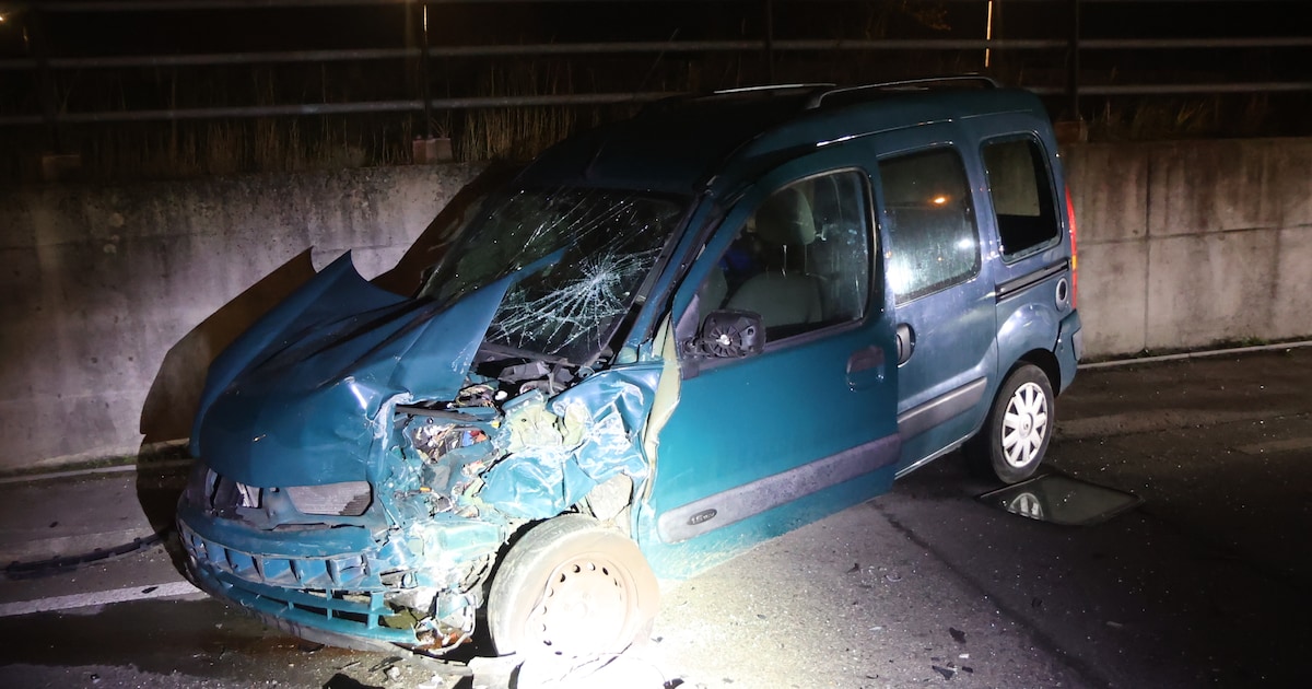 Gewonde en veel schade na harde botsing in Maasdijk