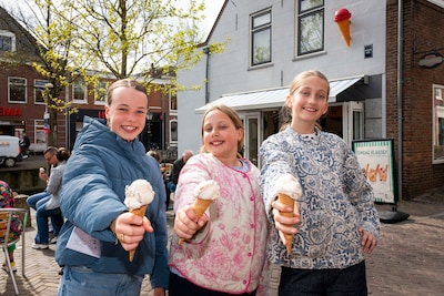 Féline (11), Lanna (11) en Julia (12) lanceren met hun koekjesbedrijf nieuwe ijssmaak bij ijssalon