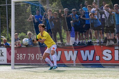 Verhaar helpt VOC een ronde verder... als keeper: ‘Gewoon de hoek inrennen en hopen dat hij tegen je aanschiet’