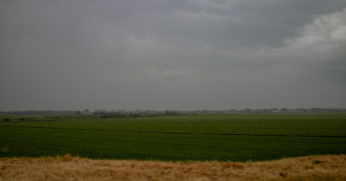 Zwaar bewolkt met wat lichte regen in Rijssen-Holten in de avond