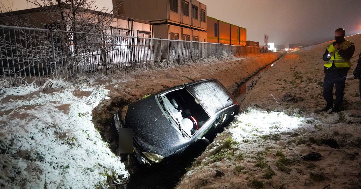 Auto belandt in sloot op N34 bij Coevorden, geen gewonden