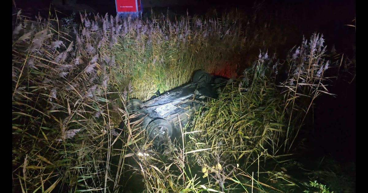Auto op zijn kop in de sloot aan de Aalsmeerderweg in Rozenburg, bestuurder ongedeerd