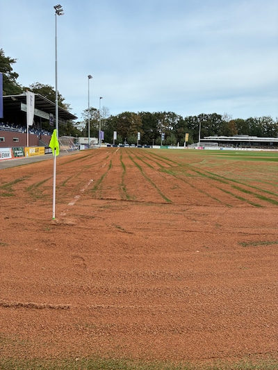 Nieuw kunstgras van Quick staat vol plassen en kurk, maar voorzitter houdt hoop op zaterdag