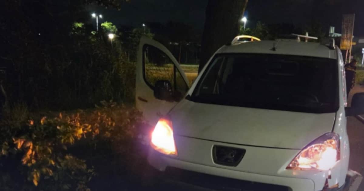 Hoge snelheid eindigt in bosjes in Vlaardingen, maar man (19) wordt na korte achtervolging alsnog aa