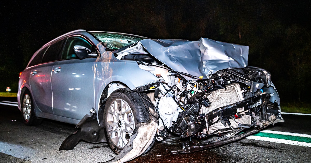 Auto komt onder trailer van vrachtwagen op N381 bij Beilen