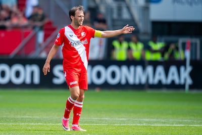 FC Utrecht verliest onder leiding van nieuwe aanvoerder van Sevilla, Go Ahead wint van Luton