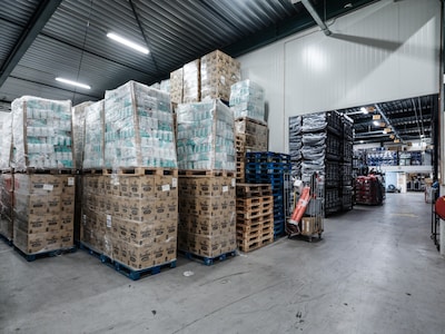 Winkelend publiek loopt er zo voorbij: hier regelt het Rode Kruis de noodhulp voor heel Nederland