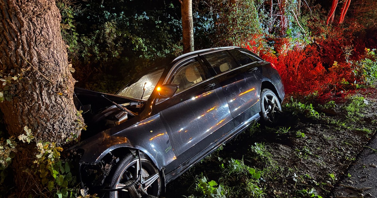 Auto botst tegen boom bij Twijzel, twee gewonden