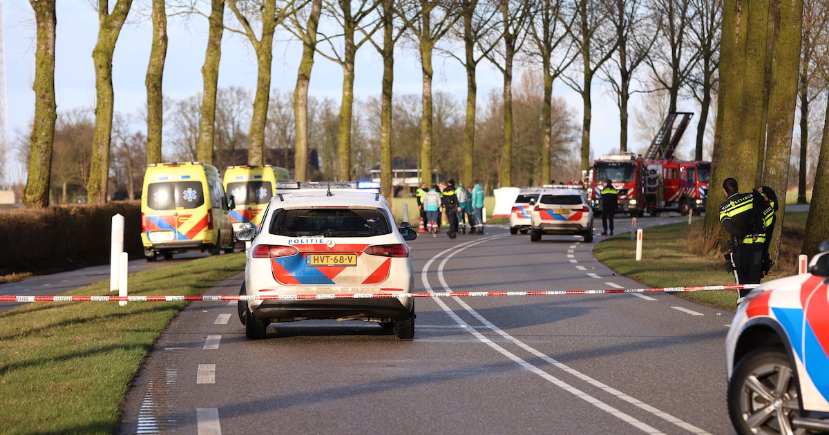 Dode bij ernstig ongeluk op polderweg, auto vliegt in brand